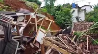 Bencana longsor di Kampung Cibatu Hilir Rt 1 Rw 11 Desa Sekarwangi, Kecamatan Cibadak, Kabupaten Sukabumi merusak 12 rumah warga (Liputan6.com/Fira Syahrin).