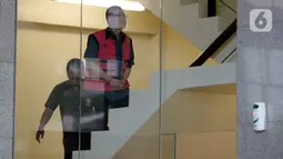 Komisaris PT Hanson International Tbk (MYRX), Benny Tjokrosaputro bersiap untuk menjalani pemeriksaan oleh penyidik Kejaksaan Agung tiba di Gedung KPK, Selasa (18/02/2020).  Benny diperiksa sebagai tersangka terkait kasus dugaan korupsi di PT Asuransi Jiwasraya (Persero). (merdeka.com/Dwi Narwoko