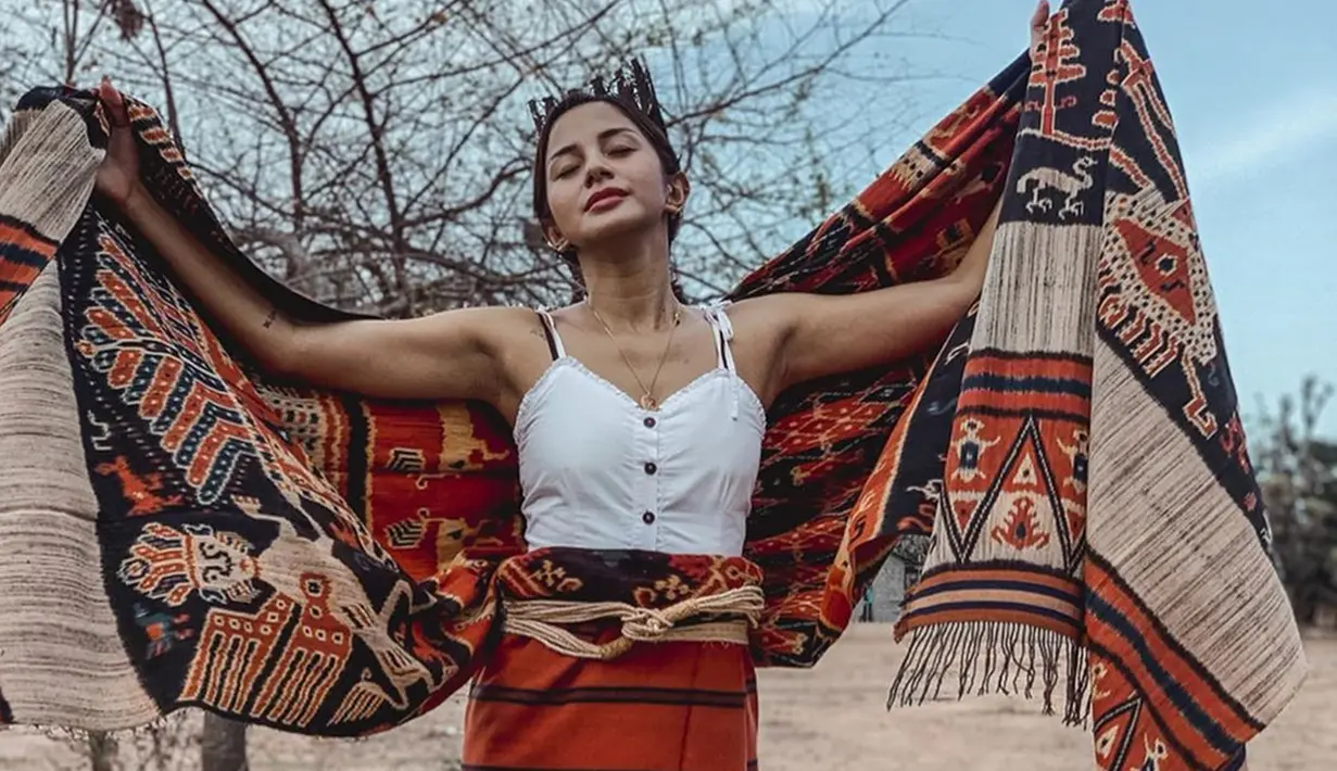 Lewat unggahan foto di Instagramnya, Kirana Larasati membagikan momen dirinya dan sahabat saat berada di tanah Sumba. Tak hanya menikmati pemandangan, Kirana juga mengaku jatuh cinta dengan kain etnik tersebut. (Liputan6.com/IG/@kiranalarasati)