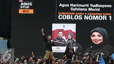 Pasangan Cagub dan cawagub no. 1, Agus dan Sylvi saat Kampanye Akbar Satukan Jakarta di Kuningan, Jakarta, Sabtu (11/02). Pasangan AHY- Sylvi menggelar kampanye akbar di hari terakhir masa kampanye untuk Pilkada 2017. (Liputan6.com/Herman Zakharia)