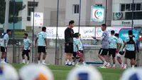 Pelatih Timnas Indonesia U-23, Shin Tae-yong memimpin skuad Garuda Muda menjalani pemusatan latihan di Dubai, Uni Emirat Arab jelang berlaga di Piala Asia U-23 2024. (Dok. PSSI)