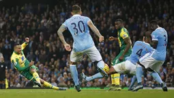 Perebutan bola antara pemain Manchester City dengan pemain Norwich City dalam laga Liga Premier Inggris di Stadion Etihad, Manchester, Sabtu (31/10/2015) malam WIB. (Reuters/Phil Noble)