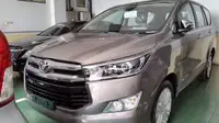 Foto spyshoot ini memperlihatkan Innova yang belum terpasang plat nomor.