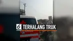 Jalanan dipenuhi truk-truk di sekitar Parung Panjang, Bogor. Jalanan yang macet membuat sebuah ambulans menjadi korban kemacetan. Ambulans tersebut tak bisa lewat karena terhalang truk.