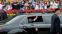 Pemimpin Korea Utara, Kim Jong-un melambaikan tangan dari dalam mobil setibanya di Stasiun Dong Dang, Lang Son, Vietnam, Selasa (26/2). Para pengawal mengiringi mobil Mercedez Bens yang membawa Kim menuju Hanoi sejauh sekitar 170 km. (AP/Minh Hoang)