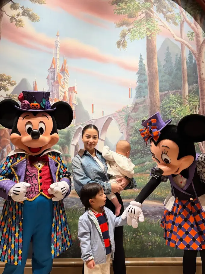 Gaya Nikita Willy dan Buah Hati Kompak Bergaya Denim Saat Liburan ke Disneyland Shanghai