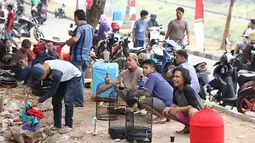 Peserta mengikuti lomba kicau burung di kawasan Kanal Banjir Timur, Jakarta, Rabu (29/8). Lomba yang diadakan komunitas pecinta burung itu menarik perhatian warga serta pengendara yang melintas di kawasan tersebut. (Liputan6.com/Immanuel Antonius)