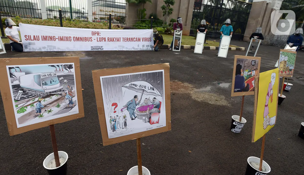 Sejumlah aktivis melakukan aksi damai di depan Kompleks Parlemen Senayan, Jakarta, Selasa (14/7/2020). Dalam aksinya mereka menuntut DPR untuk membatalkan Rancangan Undang-Undang (RUU) Cipta kerja atau Omnibus Law. (merdeka.com/Imam Buhori)