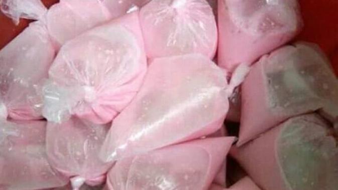 Penjual es permen karet yang viral di Surabaya, Jawa Timur (Foto: instagram @es.permenkaret2320)
