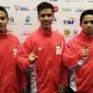 Regu pesilat Indonesia, Asep Yuldan, Nunu Nugraha, dan Anggi Faisal (kiri ke kanan) memamerkan medali SEA Games 2017. (Liputan6.com/Cakrayuri Nuralam)