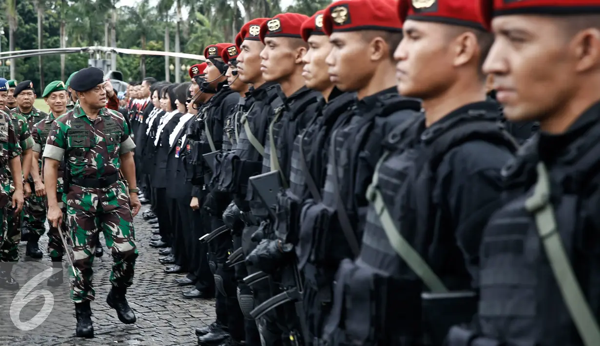 Panglima TNI Jenderal Gatot Nurmantyo meninjau pasukan usai Apel Gelar Pasukan Pengamanan KTT OKI ke-5 di Silang Monas, Jakarta Pusat, Selasa (1/3/2016). Sebanyak 10.150 ribu pasukan TNI dikerahkan pada Apel tersebut. (Liputan6.com/Faizal Fanani)