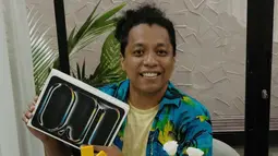 Indah memberikan hadiah ultah kepada suaminya berupa iPad, yang merupakan barang impian Arie selama ini. Ia pun mengucapkan rasa terima kasihnya kepada Indah dan Naka yang sudah berjuang bersama. Arie merasa sangat beruntung dan bahagia. (Liputan6.com/IG/@arie_kriting)