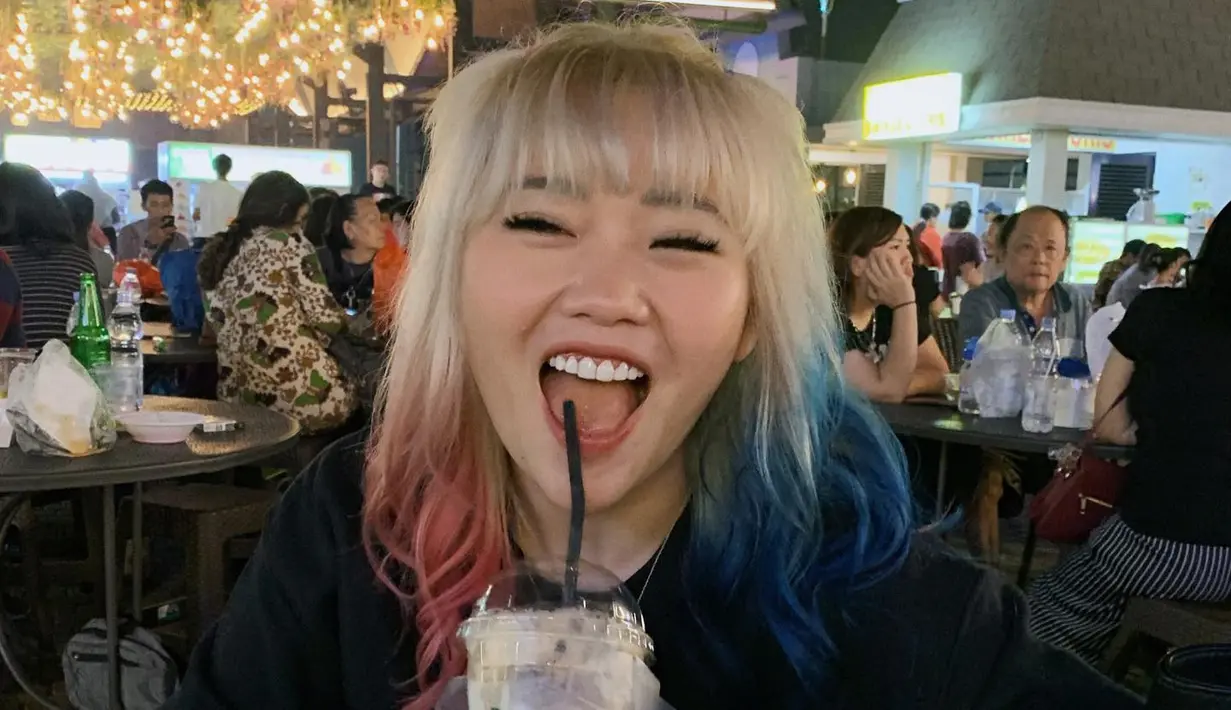 Wendy Walters, tak puas hanya mengeksplore warna rambut yang itu-itu saja. Kali ini ia memilih warna kuning jagung yang dipadukan biru dan merah. (Foto: Instagram/@wendywalters)