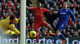 Raheem Sterling menendang bola kegawang Cardiff City yang dijaga David Marshall pada pertandingan sepak bola Liga Utama Inggris antara Liverpool dan Cardiff City di stadion Anfield. Sabtu 21 Desember 2013.(AFP/Paul Ellis)