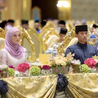 Melalui unggahan yang tersebar di media sosial, memperlihatkan Pangeran Mateen dan Anisha Rosnah saat merayakan Idul Adha bersama keluarga kerajaan. [@anishsa_mateen/@hazimah_beauty].