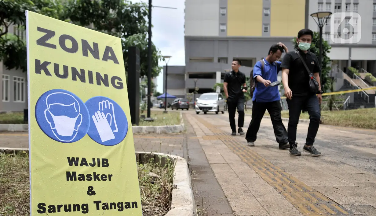 Pejalan kaki melintasi tanda zona kuning di Rumah Sakit Darurat Penanganan COVID-19 di Wisma Atlet, Kemayoran, Jakarta, Minggu (22/3/2019). RS Darurat Penanganan COVID-19 siap dioperasikan besok. (merdeka.com/Iqbal S. Nugroho)