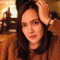 Ternyata artis cantik pemeran Tita di film Eiffel I'm In Love ini juga pernah menerbitkan buku karyanya sendiri yang berjudul Incomplate. (Liputan6.com/IG/shandyaulia)