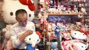 Masao Gunji memeluk boneka Hello Kitty di rumahnya di Yotsukaido, Chiba, Jepang (28/6). Masao Gunji juga mendapatkan rekor dari Guinness World Records karena koleksi Hello Kitty-nya yang sebanyak 5.169 barang. (AFP Photo/AFPBB/Yoko Akiyoshi)