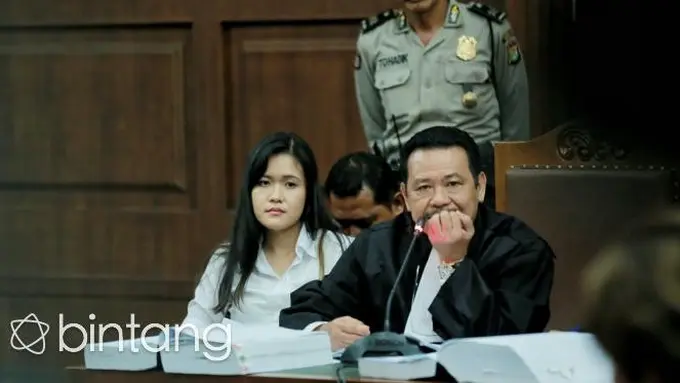 [Bintang] Sidang Vonis Jessica, Keluarga Mirna Kompak Berbaju Putih