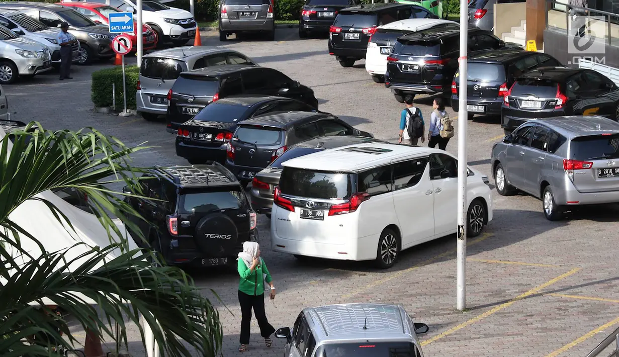 Petugas berjaga di tempat parkir pusat perbelanjaan di Jakarta, Kamis (10/1). Gubernur DKI  Jakarta Anies Baswedan juga berencana meningkatkan tarif parkir di Ibukota. (Liputan6.com/Immanuel Antonius)