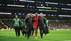 Penyerang Liverpool, Alexander Isak, mengalami cedera saat timnya menang 2-1 atas Tottenham Hotspur pada laga pekan ke-17 Premier League di Tottenham Hotspur Stadium, Minggu (21/12/2025) dini hari WIB. (AFP/Justin Tallis)
