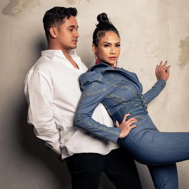 6 Gaya Pemotretan Terbaru Vanessa Angel dan Bibi Ardiansyah, Mesra Banget