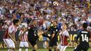 Perebutan bola antara pemain AS dan pemain Paraguay dalam laga Grup A Copa America Centenario 2016 di Stadion Lincoln Financial Field, Philadelphia, AS, Minggu (12/6/2016) WIB. (AFP/Don Emmert)