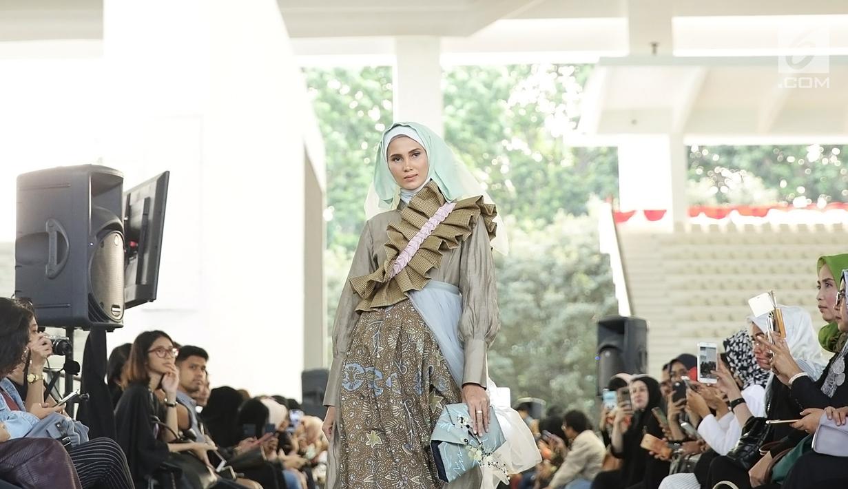 Model berjalan di catwalk pada pembukaan Muffest 2020 di Aquatic Stadium, Jakarta, Jumat (30/8/2019). Diharapkan melalui Muffest dapat memajukan ekonomi dan potensi fashion muslim dari bawah, agar target Indonesia sebagai kiblat fashion muslim dunia dapat terwujud. (Fimela.com/Bambang E.Ros)