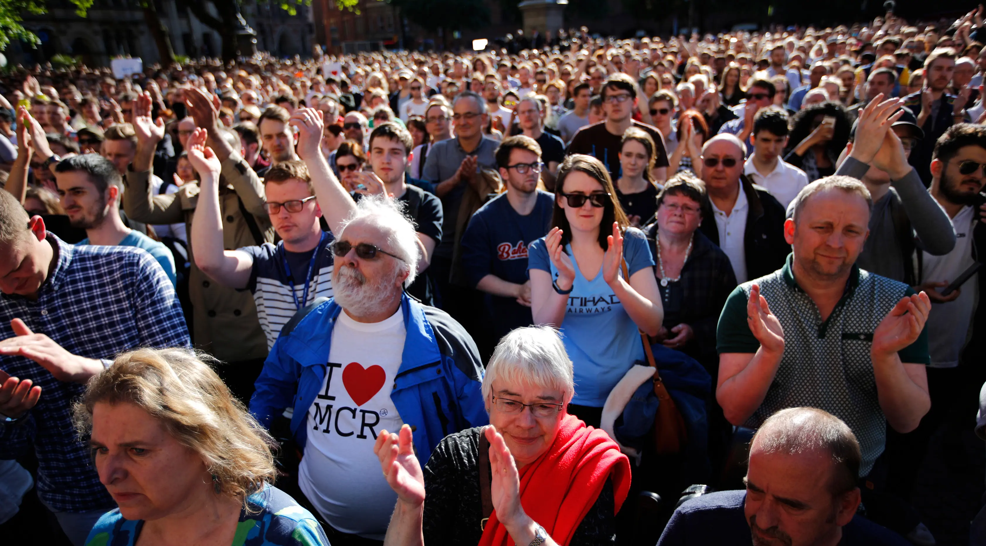 Ribuan orang memadati Albert Square di pusat kota Manchester, sehari setelah teror bom bunuh diri saat konser Ariana Grande, Selasa (23/5). Mereka menunjukkan solidaritas terhadap korban serangan bom yang menewaskan 22 orang. (AP Photo/Emilio Morenatti)
