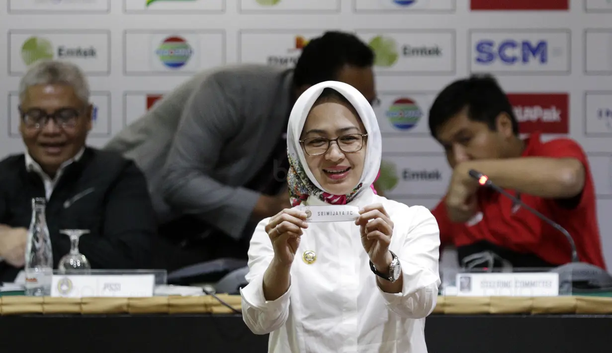 Anggota SC, Airin Rachmi Diany, saat menghadiri drawing babak 8 besar Piala Presiden 2018 di Hotel Sultan, Jakarta, Rabu (31/1/2018). Pertandingan di fase 8 besar akan digelar di Stadion Manahan, Solo, 3 dan 4 Februari 2018. (Bola.com/M Iqbal Ichsan)