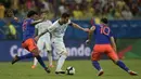 Gelandang Argentina, Lionel Messi, berusaha melewati para pemain Ekuador pada laga Copa America 2019 di Stadion Fonte Nova, Salvador, (Sabtu (15/6). Argentina kalah 0-2 dari Kolombia. (AFP/Juan Mabromata)