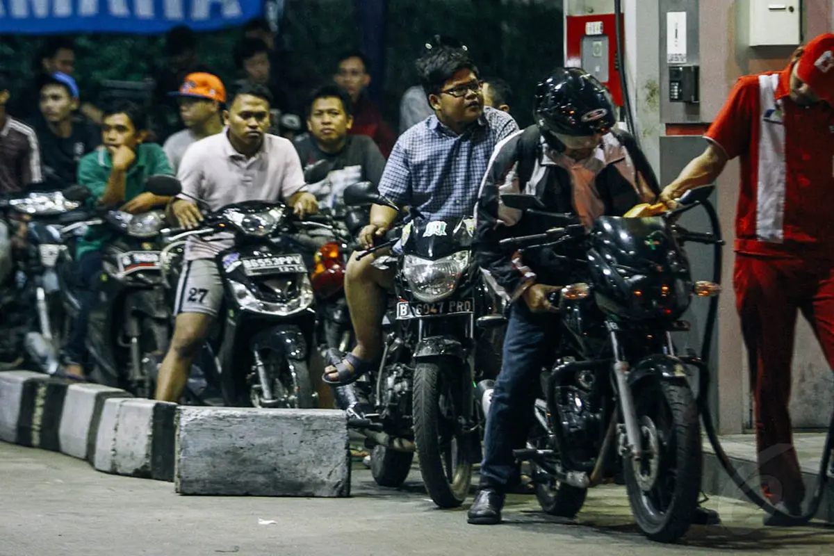 Jelang BBM Naik, Warga Serbu SPBU