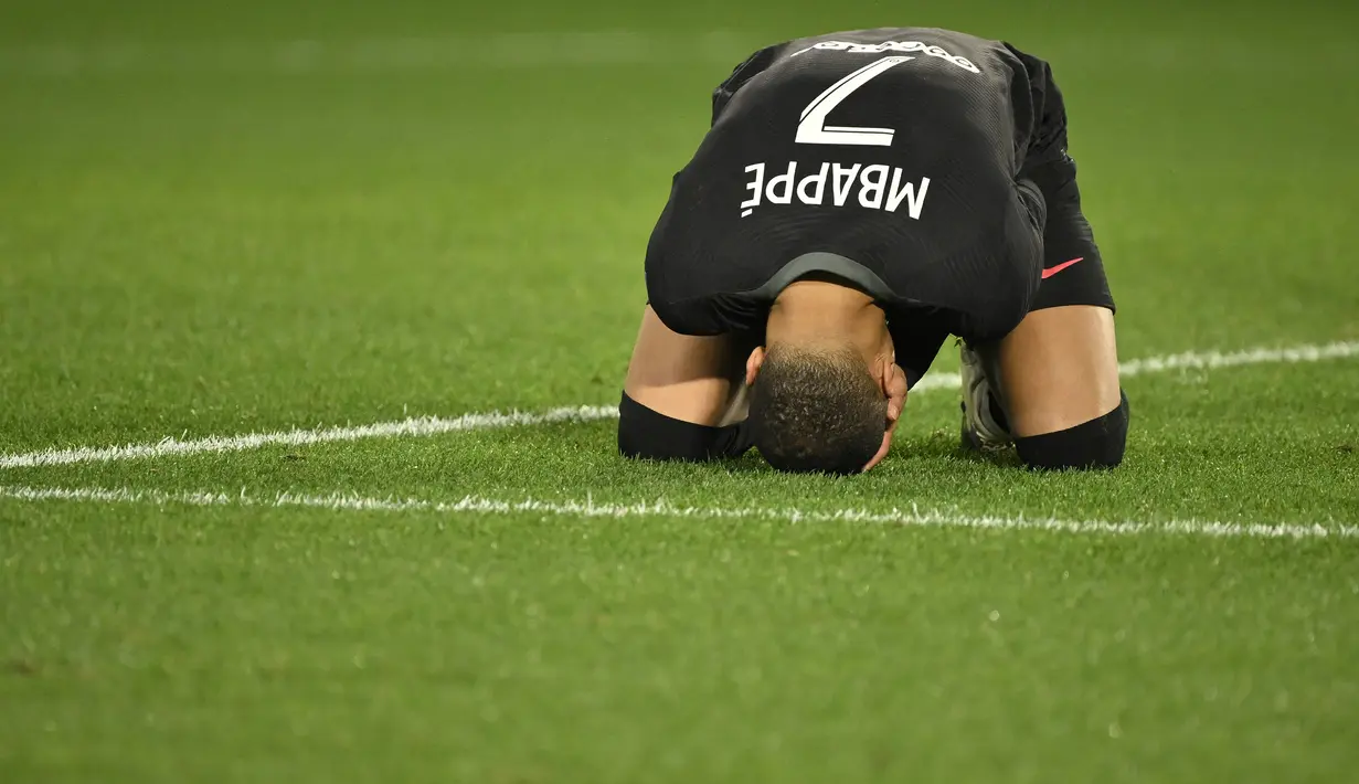 Pada menit ke-73 lagi-lagi PSG memperoleh peluang. Kali ini giliran Kylian Mbappe yang gagal memaksimalkan umpan matang pemain pengganti, Julian Draxler. Sepakannya dari jarak dekat masih melmbung tinggi di atas mistar gawang Alban Lafont. (AFP/Loic Venance)