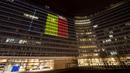 Warna bendera Belgia (hitam, kuning, dan merah) juga mewarnai Gedung Komisi Uni Eropa, Selasa (22/3). Hal itu sebagai bentuk penghormatan terhadap korban serangan bom Brussels. (PHILIPPE HUGUEN / AFP)