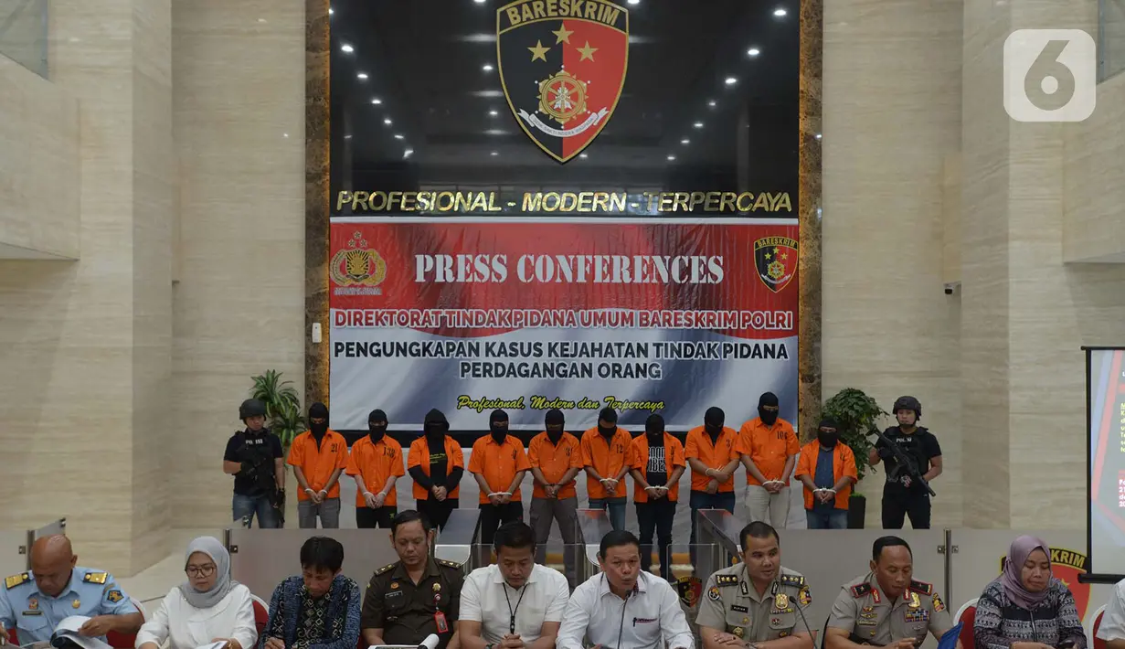 Dirtipidum Bareskrim Polri merilis kasus kejahatan Tindak Pidana Perdagangan Orang jaringan Timur Tengah Arab Saudi dan UEA di Bareskrim Polri, Jakarta, Selasa (29/10/2019). Sebanyak 48 orang korban akibat TPPO dan Tindak Pidana Perlindungan Pekerja Migran Indonesia ((PMI). (merdeka.com/Imam Buhori)