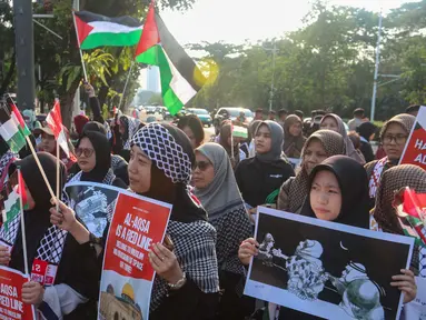 Massa AQSA Working Group (AWG) menggelar Aksi Jumat Nasional di depan Kedutaan Besar Amerika Serikat di Jakarta, Jumat, 21 Agustus 2026,. (KLY/ Arie Basuki)