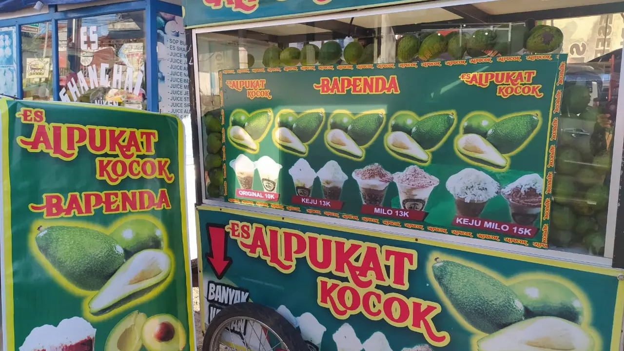 Menggunakan bahan dasar nabati pilihan dari alam, buah alpuket mentega matang kemudian ditambahin bahan lain seperti gula aren asli, susu murni, susu kental, hingga penambahan topping untuk memperindah rasa.