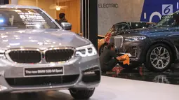 Pekerja membersihan mobil BMW BMW X7 xDrive40i Pure Exchallence di pameran GIIAS 2019, di ICE BSD, Tangerang, Jumat (19/7/2019). Mobil berkapasitas 3,0 liter enam silinder mampu menghembuskan daya hingga 340 Tk pada 5500 sampai 6500 rpm. (Liputan6.com/Fery Pradolo)