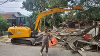 Satpol PP Depok Bongkar 59 Bangunan Liar di Bantaran Kali Licin, Sita 100 Botol Miras Ilegal