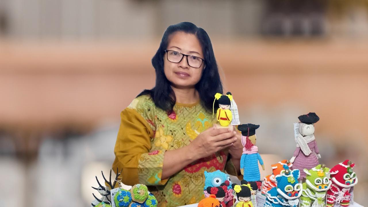 Budi Lestari, seorang nasabah binaan PNM Mekaar pemilik kerajinan rajut kreatif di Depok, Jawa Barat.