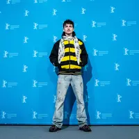Aktor AS-Prancis Timothee Chalamet berpose selama sesi pemotretan untuk film 'A Complete Unknown' yang dipersembahkan sebagai Berlinale Special di Berlinale ke-75, festival film besar pertama di Eropa tahun ini, di Berlin pada tanggal 14 Februari 2025. (Dok: Stefanie LOOS / AFP)