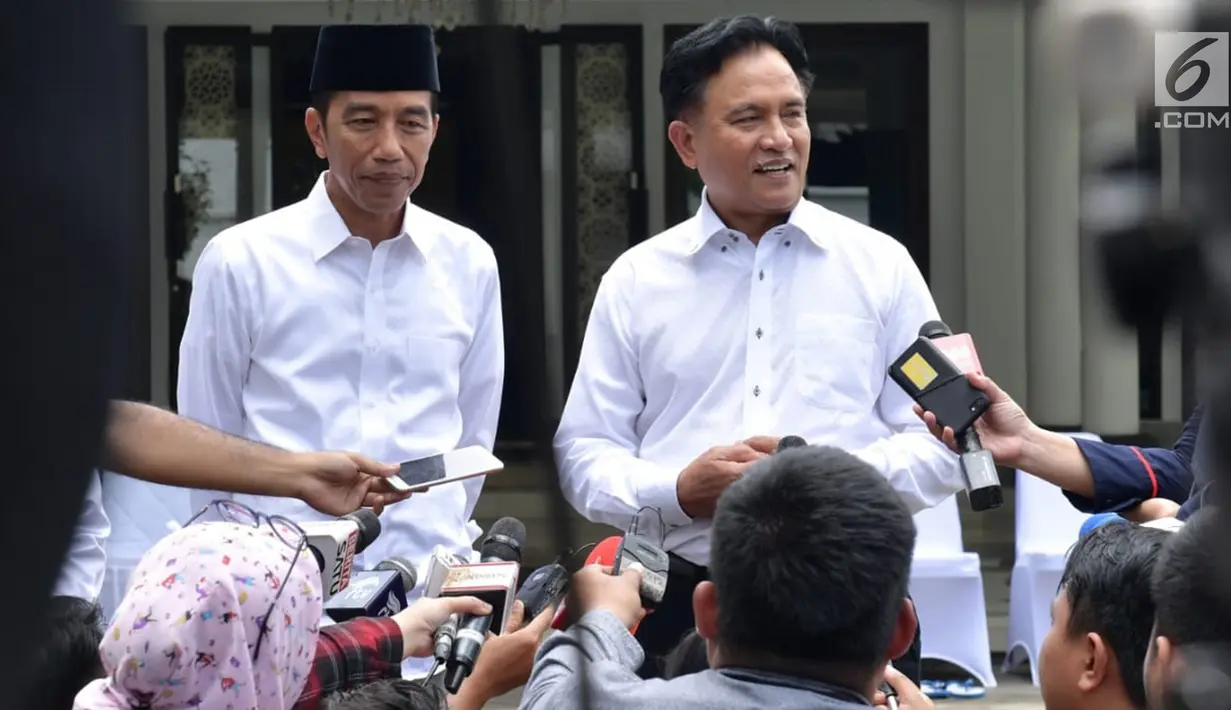 Presiden Joko Widodo dan pakar hukum tata negara, Yusril Ihza Mahendra memberi keterangan usai salat Jumat di Masjid Baitussalam di Kompleks Istana Bogor, Jawa Barat, Jumat (30/11). (Liputan6.com/HO/Biropers)