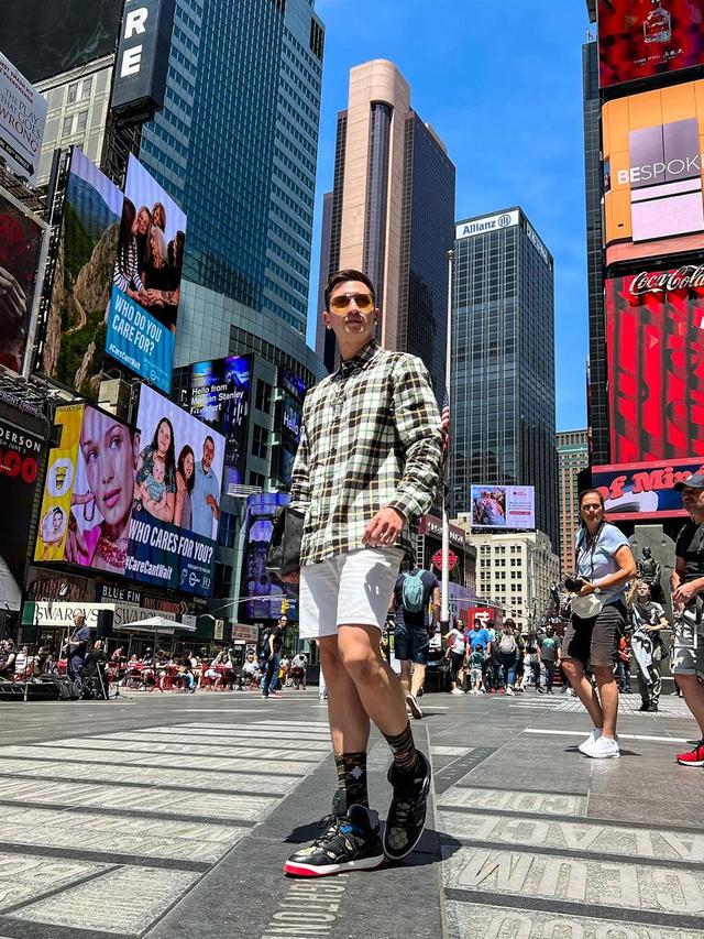 6 Gaya OOTD Verrell Bramasta saat Liburan ke New York, Curi Perhatian