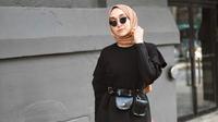Padu padan tunik dengan rok plisket warna hitam menarik untuk dicoba. Agar lebih stylish, tambahkan aksesori berupa ikat pinggang. Untuk hijab, kamu bisa memilih warna terang seperti cokelat muda.  (Instagram/elifd0gan).