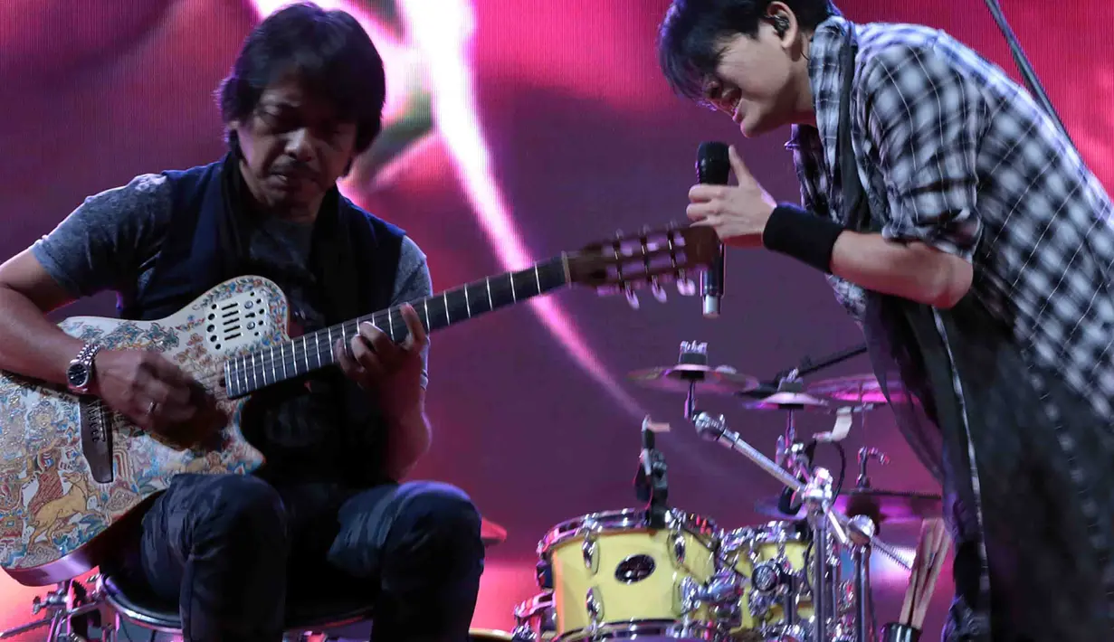 "Gua mengartikan kalau lagu adalah anak dari karya kita. Karena kalau nulis lirik semuanya dipikirin, narasi juga yg kami suka. Jadi lagu adalah anak. GIGI selayaknya rumah tangga," ucap Thomas. (Deki Prayoga/Bintang.com)