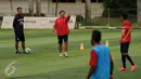 Pelatih Bali United, Indra Sjafrie (kedua kiri) memberi arahan pada timnyaa saat latihan di Lapangan Pertamina, Jakarta, Rabu (6/4/2016). Kandas di Piala Bhayangkara 2016, Bali United bersiap mengikuti Trofeo Persija. (Liputan6.com/Helmi Fithriansyah)