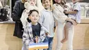 Kali ini, Medina Zein hangout bersama anak dan temannya. Ia dampil dengan atas blouse putih yang serasi dengan warna celananya. @medinazein92