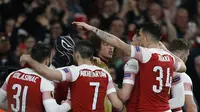 Selebrasi gol pertama Aubameyang pada leg kedua,babak 16 besar Liga Europa yang berlangsung di Stadion Emirates, London, Jumat (15/3). Arsenal menang 3-0 atas Rennes. (AFP/Ian Kington)
