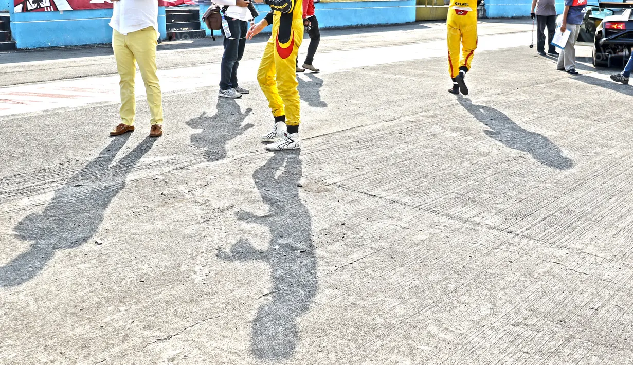 Pebalap Campos Racing Team bersiap memacu Lamborghini pada ajang Taxi Ride di Sirkuit Sentul, Jakarta, Selasa (2/8/2016). (Bola.com/Nicklas Hanoatubun)