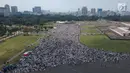 Umat muslim melaksanakan salat Jumat saat Aksi Bela Palestina di Kawasan Monas, Jakarta, Jumat (11/5). Aksi tersebut sebagai penolakan atas keputusan pemerintah AS yang memindahkan Kantor Kedubes AS untuk Israel ke Yerusalem. (Liputan6.com/Arya Manggala)